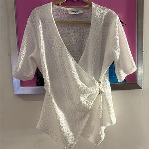 ❤️ NEW Inner Circle  White Textured Blouse with gold pin